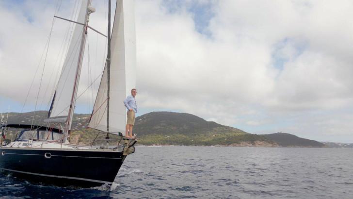 Installé à la proue d'un voilier, Jamy fixe l'horizon